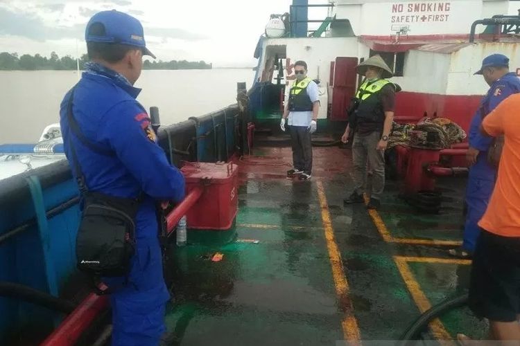 Kapal tanker jenis SPOB Kurnia Lestari GT 264 diamankan polisi di perairan Sungai Batanghari Desa Suak Jebus, Kecamatan Kumpeh Ilir, Kabupaten Muarajambi, Jambi.(ANTARA/HO-Polairud Jambi)