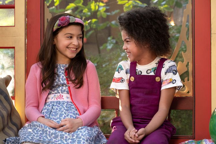 Film Ivy & Bean dibintangi Keslee Blalock (Ivy) dan Madison Validum (Bean).