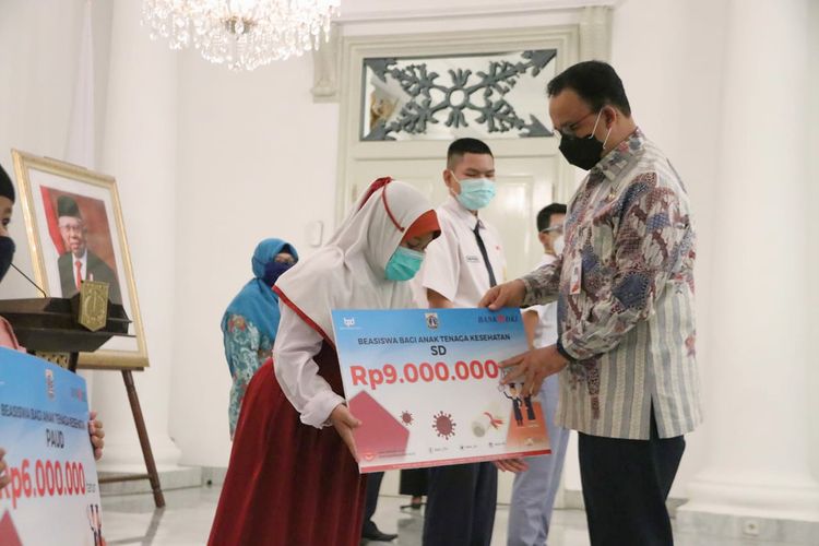 Gubernur DKI Jakarta Anies Baswedan memberikan beasiswa kepada 12 anak tenaga kesehatan yang meninggal dunia. Beasiswa diserahkan di Balai Kota, Kamis (27/8/2020)