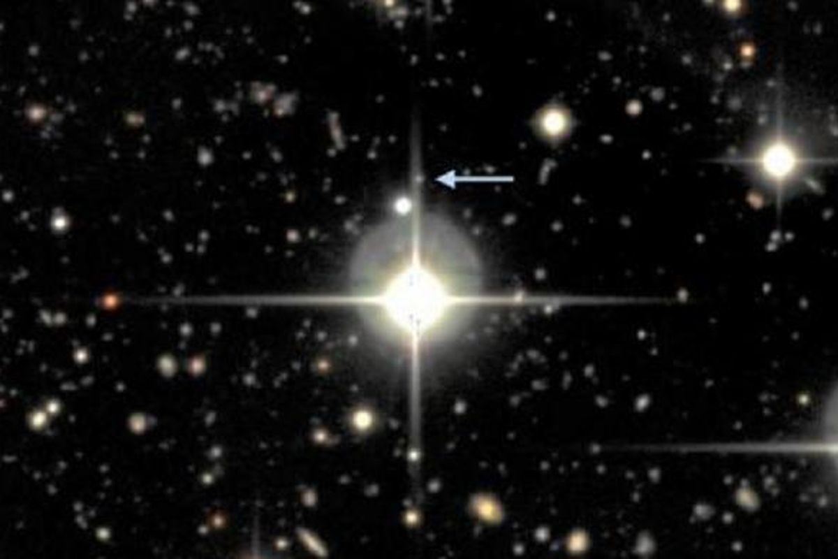 Supernova SNLS-06D4eu (ditunjukkan oleh tanda panah) dan galaksi yang menjadi rumahnya. 