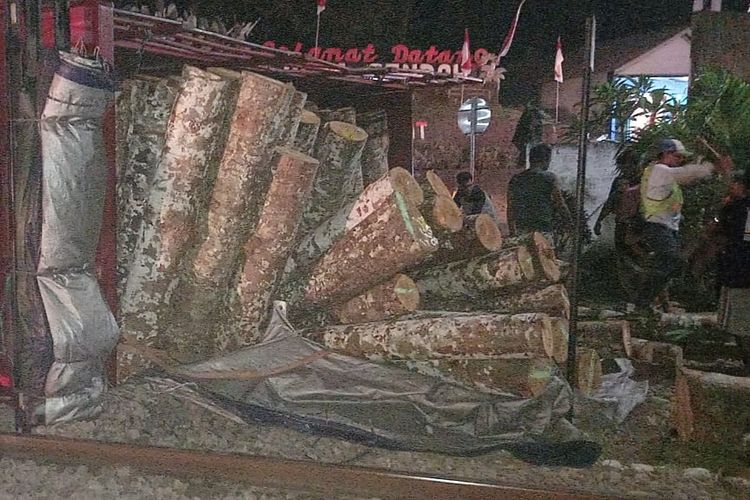 Evakuasi terhadap truk yang terguling di perlintasan KA di Banyuwangi 