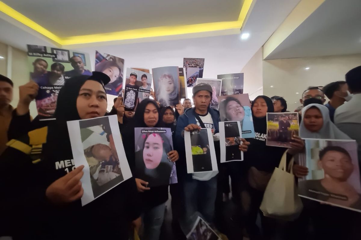 Sejumlah keluarga korban Tragedi Kanjuruhan di Lobi Bareskrim, Mabes Polri, Jakarta, Rabu (17/9/2023).