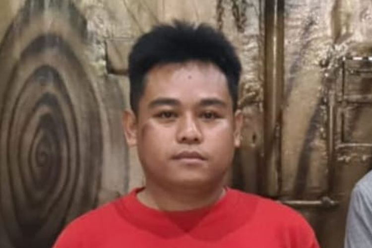 Andri Sobari alias Emon, terpidana kasus sodomi 120 anak saat mendapatkan status bebas bersyarat dari Lapas Cirebon, Jawa Barat, Kamis (23/3/2023).
