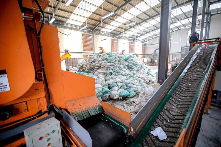 Asep Johari (47) salah satu petugas di Tempat Pengolahan Sampah Terpadu (TPST) Cikancung, Kabupaten Bandung, Jawa Barat, saat sedang melakukan pembakaran sampah melalui mesin insenerator, Rabu (28/1/2026).