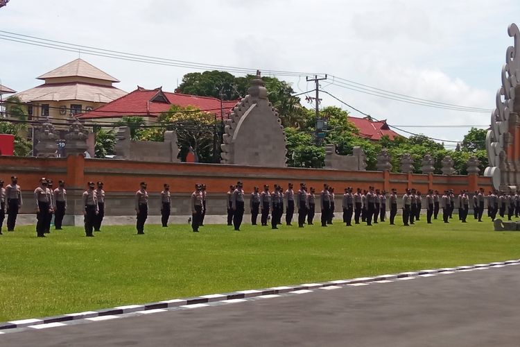 100 Dalmas Polda Bali melakukan apel sebelum berangkat ke Jakarta di Mapolda Bali, Senin (19/10/2020).