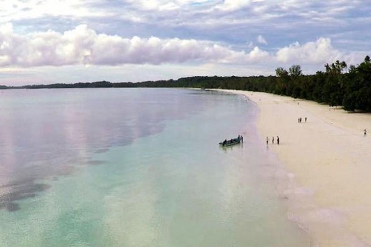 Pantai Ngurbloat, pantai dengan hamparan pasir putih terhalus di dunia di Kabupaten Maluku Tenggara, Provinsi Maluku.