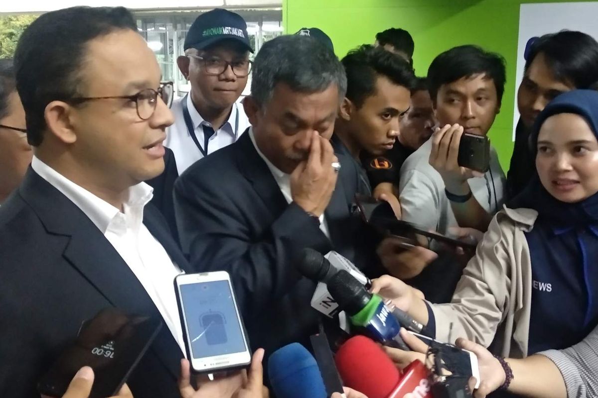 Gubernur DKI Jakarta Anies Baswedan bersama Ketua DPRD DKI Jakarta Prasetyo Edi Marsudi di Stasiun MRT Blok M, Jakarta Selatan, Selasa (2/4/2019).