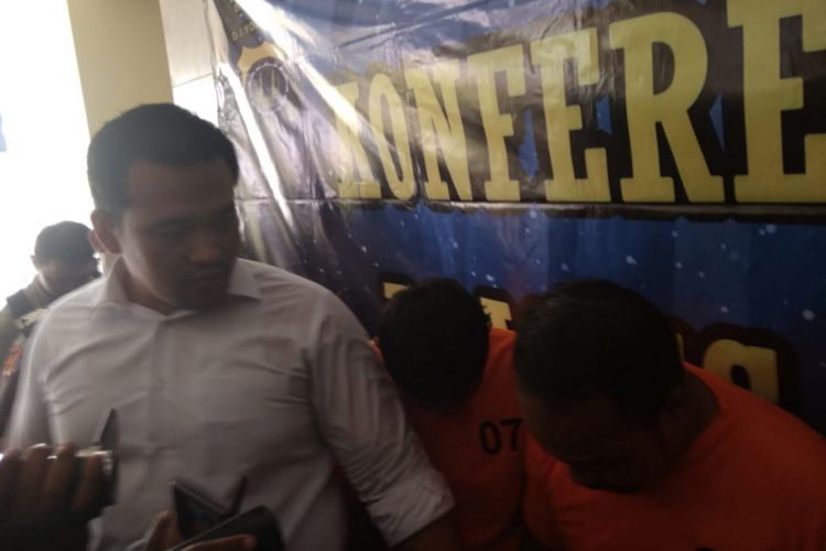 Kasat Reskrim Polres Bantul AKP Rudi Prabowo (Baju Putih) Saat Menunjukkan Tersangka Kasus Pencurian Uang Nasabah Bank di Mapolres Bantul Senin (18/2/2019)