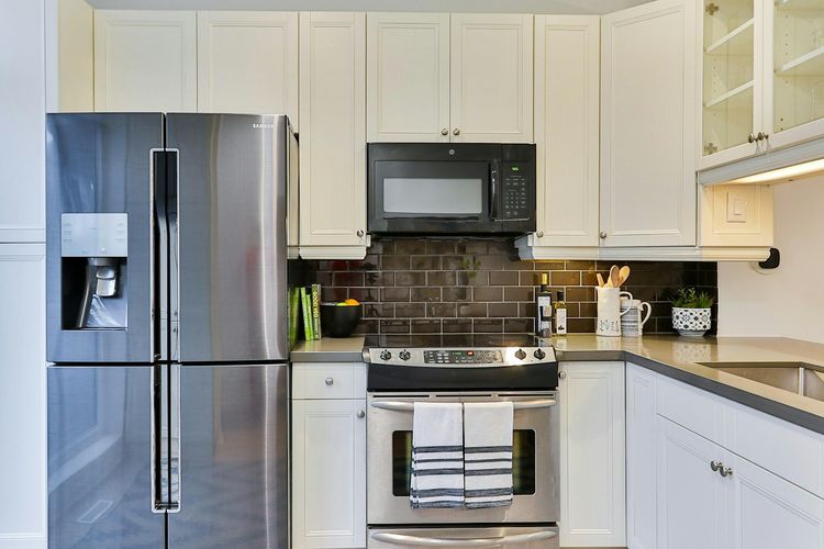 Ilustrasi dapur, ilustrasi kulkas di dapur.