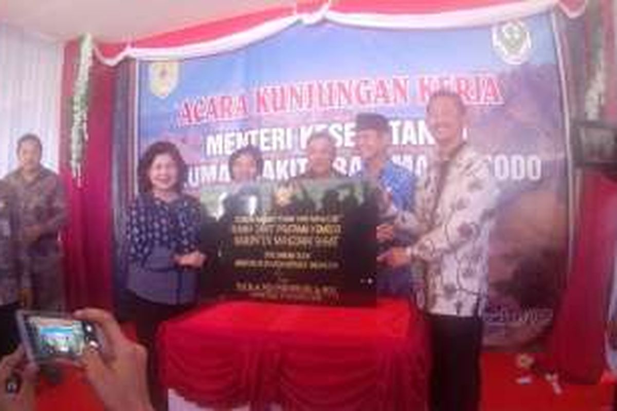 Menteri Kesehatan Nila F Moeloek foto bersama setelah menandatangani prasasti RS Pratama Komodo, di Marombok, Kecamatan Komodo, Manggarai Barat, Selasa (29/11/2016)