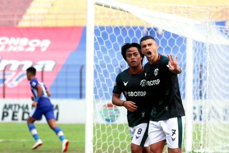 Pemain asing Persikabo 1973 Ciro Alves seusai mencetak gol ketiga saat pertandingan pekan 16 Liga 1 2021-2022 melawan Persiraja Banda Aceh yang berakhir dengan skor 5-0 di Stadion Sultan Agung Bantul, Kamis (9/12/2021) sore.