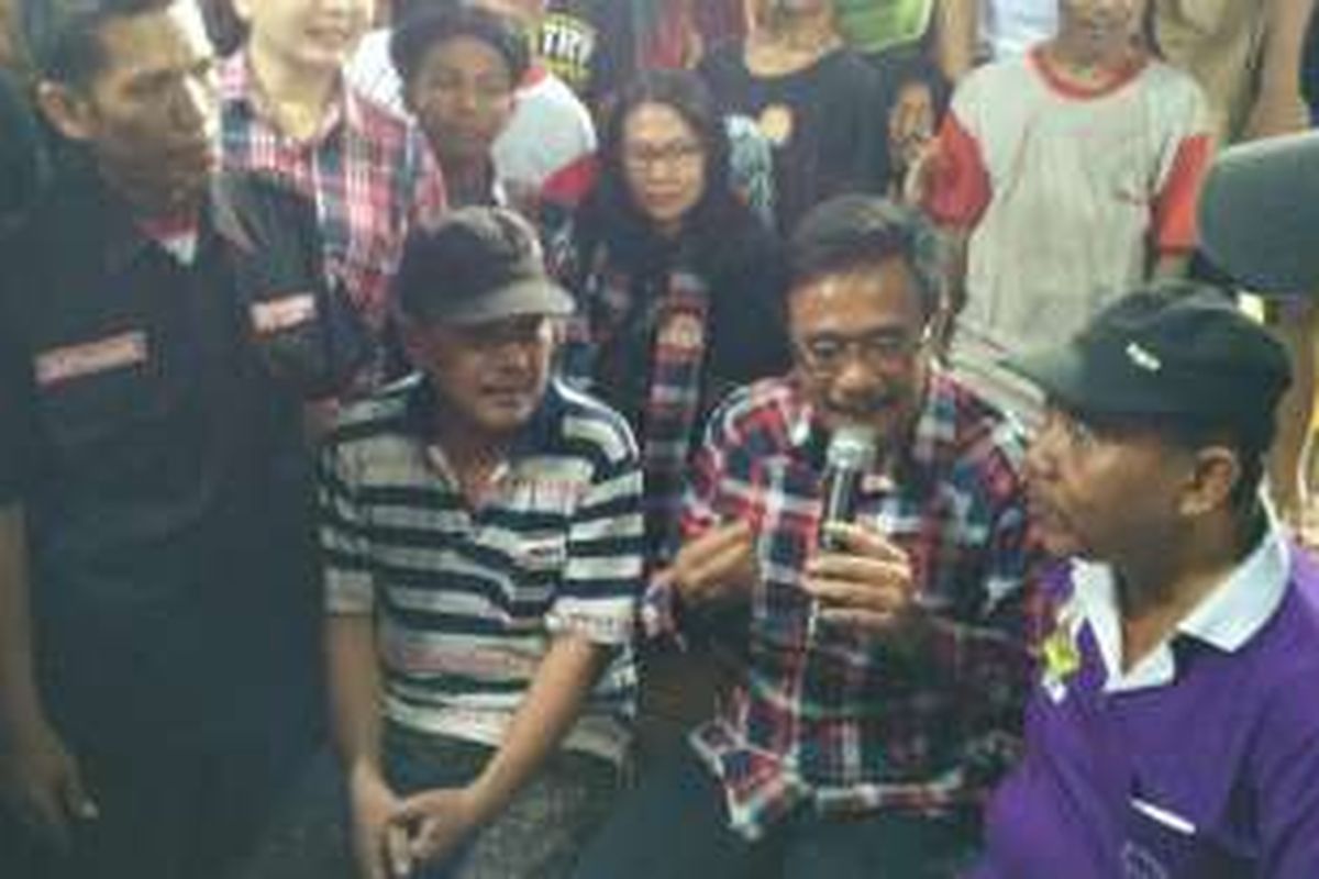 Calon wakil gubernur DKI Jakarta Djarot Saiful Hidayat berdialog dengan warga Kompleks Kopti, Kelurahan Semanan, Kalideres, Jakarta Barat, Rabu (30/11/2016).