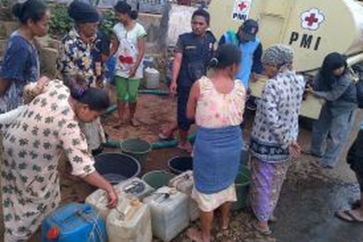 Warga di Kabupaten Malang, Jawa Timur, antri mengambil air bersih yang disediakan oleh Pemkab Malang, Selasa (17/7/2013).