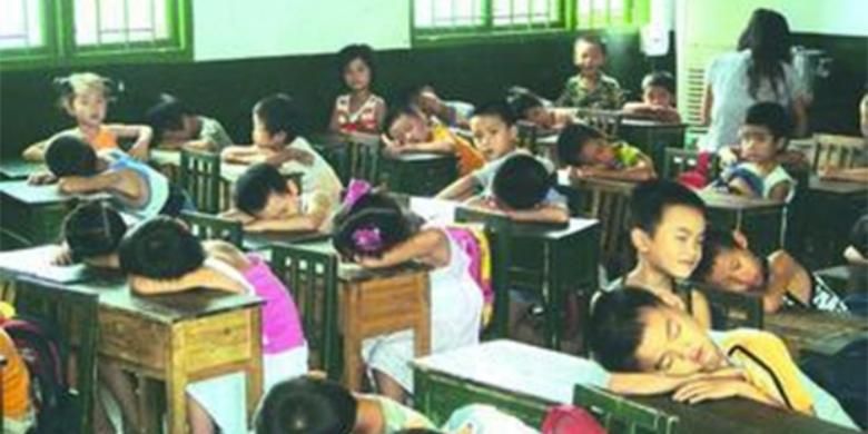 Sebuah sekolah di Kota Yuang, Cina, menawarkan 1 yuan atau RP per siswa untuk tidur selama liburan.  Aturan khusus berlaku untuk 2.000.