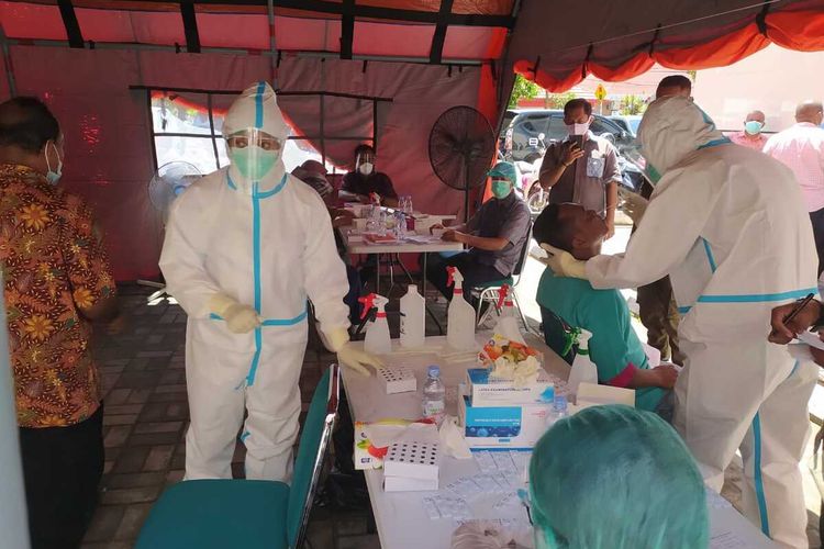 Aparatur Sipil Negara (ASN) di kantor Gubernur Maluku menjalani rapid antigen di halaman kantor gubernur, Kamis (21/1/2021)