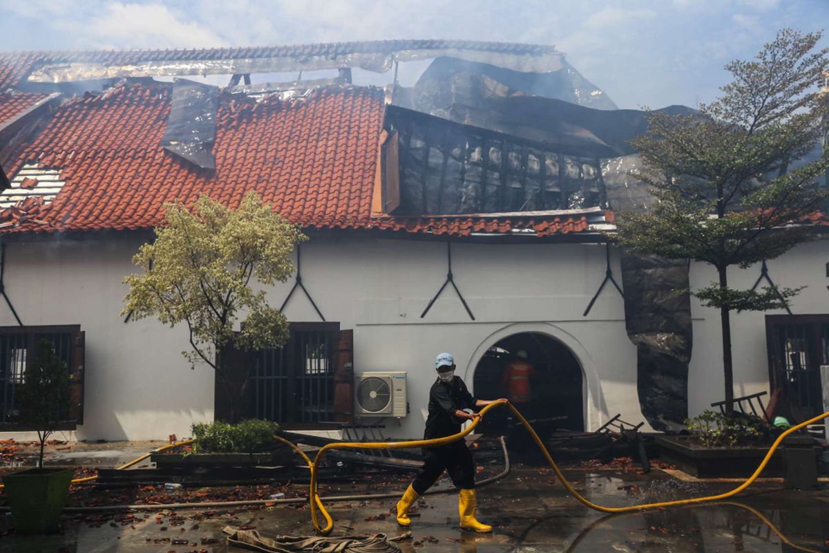 Petugas pemadam kebakaran memadamkan sisa api di Gedung Museum Bahari, Jalan Pasar Ikan, Penjaringan, Jakarta Utara, Selasa (16/1/2018). Kebakaran yang terjadi di Museum Bahari mengakibatkan koleksi miniatur model dan alat-alat navigasi bersejarah hangus terbakar dan sebanyak 16 unit mobil pemadam kebakaran yang berasal dari Damkar Jakarta Utara dan Jakarta Barat tiba untuk memadamkan api.