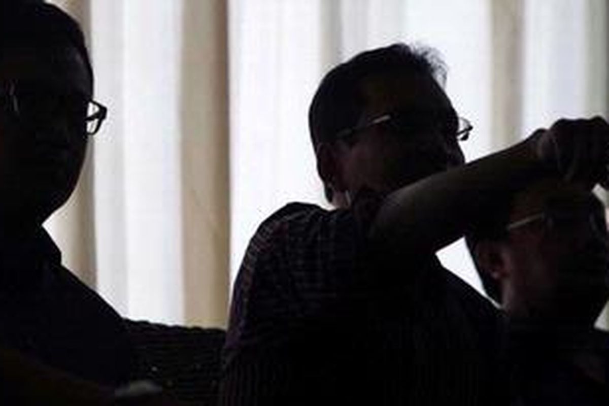 Pengurus DPP Partai Demokrat, Didi Irawadi Syamsuddin (paling kiri), Ulil Abshar Abdalla, dan Rachland Nasidik (kiri ke kanan) menyampaikan sikap DPP di Jakarta, Jumat (15/2/2013). Mereka menyampaikan sikap dukungan pengambilalihan pimpinan partai oleh Ketua Majelis Tinggi partai untuk memulihkan dan membenahi partai. 