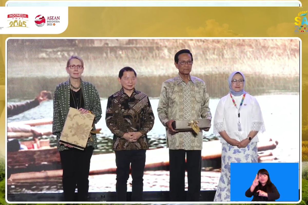 Tangkapan layar video yang menunjukkan Kepala Kantor Perwakilan PBB di Indonesia Valerie Juliand, Menteri PPN/Bappenas Suharso Monoarfa, dan Gubernur DIY Sri Sultan Hamengku Buwono X dalam acara ?SDGs Annual Conference 2023? yang di Yogyakarta pada Senin (6/11/2023).