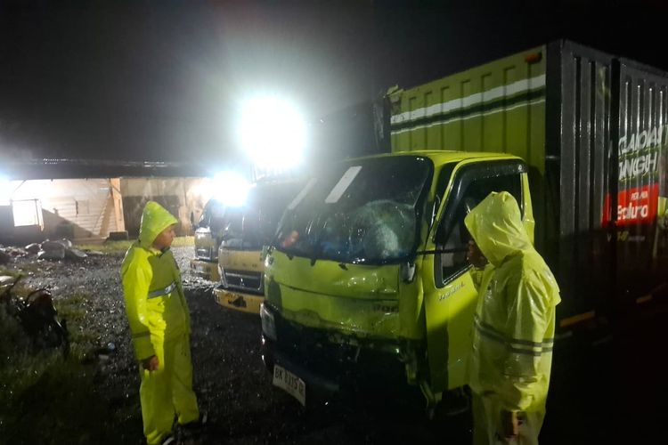 Truk Boks Tabrak Supra Saat Hujan Deras di Toba, 2 Orang Meninggal di Lokasi