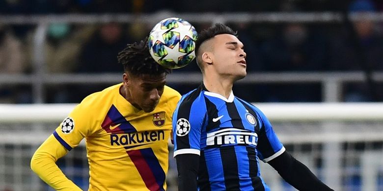 Bek Barcelona, Jean-Clair Todibo, berduel dengan penyerang Inter Milan, Lautaro Martinez, pada laga Liga Champions di Stadion Giuseppe Meazza, Milan, 10 Desember 209.