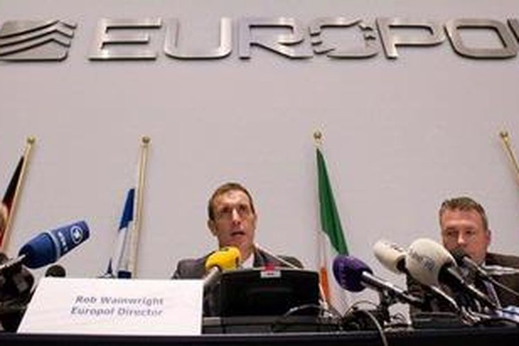 Direktur Europol, Rob Wainwright (kedua dari kiri), ketika mengungkapkan skandal pengaturan skor pertandingan, pada konferensi pers, di Den Haag, Belanda, Senin (4/2/2013).