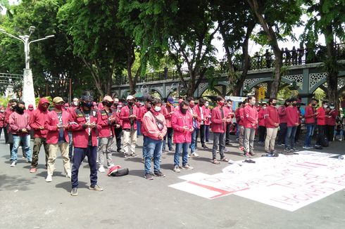 Usai Demo, Mahasiswa di Gresik Shalat Ghaib dan Doakan Tenaga Medis yang Gugur karena Covid-19