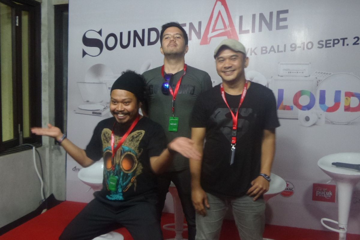 Payung Teduh usai tampil dalam Soundrenaline 2017 di Garuda Wisnu Kencana, Bali, Minggu (10/9/2017).