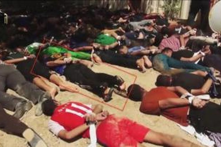 Foto yang ditunjukkan Human Right Watch (HRW) ini memperlihatkan puluhan prajurit Irak dalam keadaan tertelungkup dengan kedua tangan terikat setelah menyerah dari pasukan ISIS yang menyerbu kota Tikrit pada Juni lalu. Pria yang berada di dalam kotak warna merah adalah Ali (23) salah seorang yang lolos dari eksekusi ISIS.