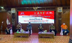 Salurkan Bansos di Surakarta, Risma: Saya Berjuang agar Penerima Bantuan Tidak Semakin Susah