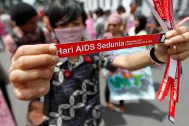 Aktivis mengelar aksi peringatan Hari AIDS di kawasan Nol Kilometer, Kota Yogyakarta, DI Yogyakarta, kamis (1/12/2011). Aksi yang diikuti oleh sejumlah elemen itu menyerukan hak-hak Orang dengan HIV/AIDS (ODHA) yang digelar tahunan tiap 1 Desember.