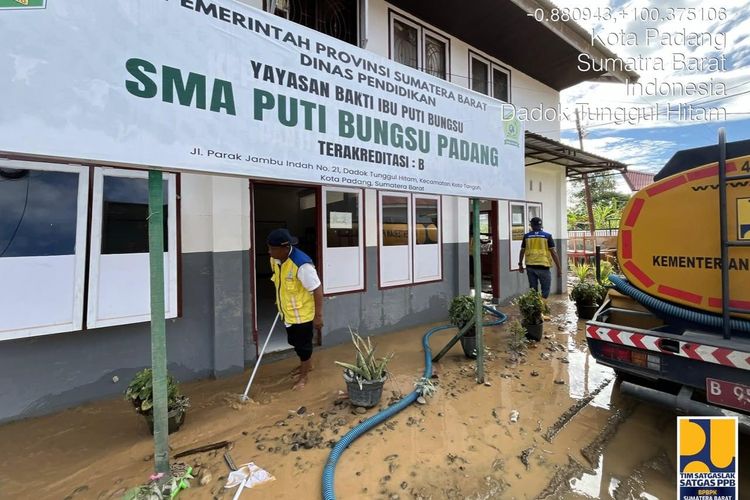 Bantu Pemulihan Pascabanjir Padang, Kementerian PU Salurkan 2 Mobil Tangki Air Bersih