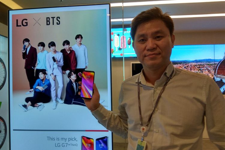 Head of Communication Division LG Electronics Indonesia, Jang Hee Gyun memamerkan smartphone LG G7 ThinQ di kantor LG Indonesia, Jakarta, Rabu (9/5/2018).
