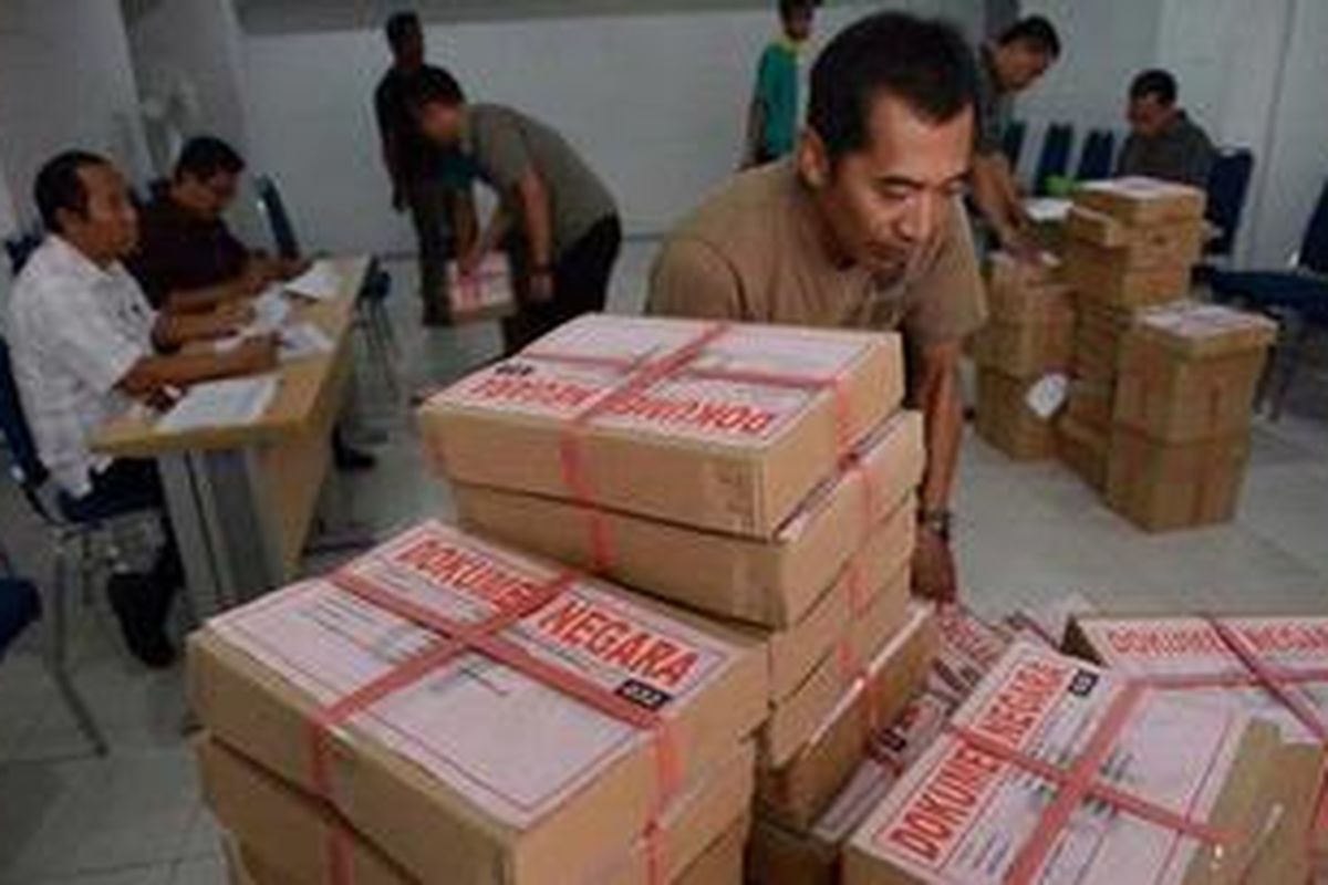 Petugas mendata paket berisi soal dan lembar jawab Ujian Nasional yang dikirim dari percetakan di Kudus, Jawa Tengah, ke gudang penyimpanan Dinas Pendidikan, Pemuda, dan Olahraga Provinsi DI Yogyakarta, Yogyakarta, Jumat (12/4/2013). Tempat penyimpanan tersebut selanjutnya dijaga oleh petugas kepolisian untuk mengantisipasi kebocoran soal menjelang pelaksanaan Ujian Nasional pada Senin mendatang.