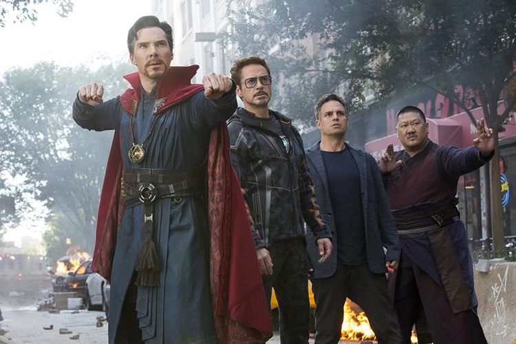 Doctor Strange (Benedict Cumberbatch), Tony Stark/Iron Man (Robert Downey Jr), Bruce Banner/Hulk (Mark Ruffalo), dan Wong (Benedict Wong) dalam film Avengers: Infinity War.