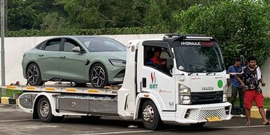 Viral Truk Towing Bawa Mobil Bayar 2 Kartu Tol, Ini Penjelasannya 