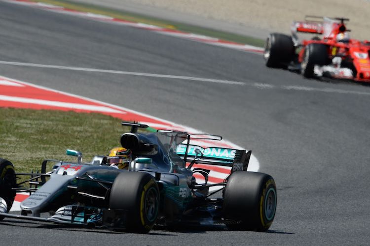 Pebalap Mercedes asal Inggris, Lewis Hamilton (kiri), memimpin balapan GP Spanyol di Circuit de Barcelona-Catalunya, Minggu (14/5/2017).