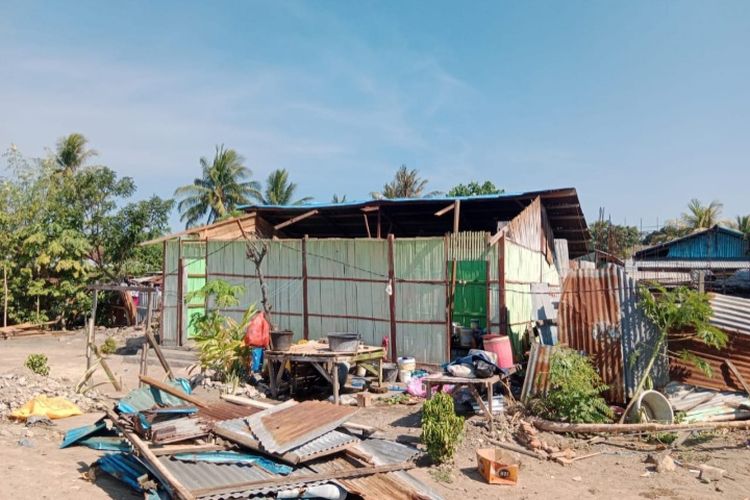Foto: Sebuah rumah warga di Kelurahan Waioti, Kecamatan Alok Timur, Kabupaten Sikka, NTT, rusak diterjang angin pada Sabtu (26/8/2023)