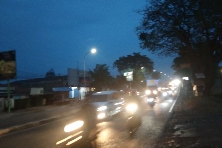 Jelang pemberlakukan larangan mudik, pemudik motor melintas di Karawang pada malam hingga waktu sesudah sahur pada Rabu (5/5/2021).