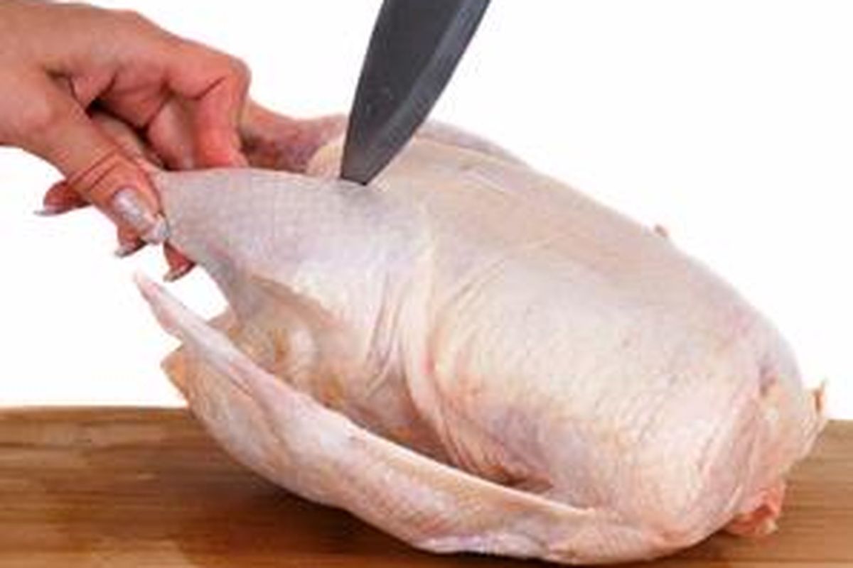 Untuk ayam bakar, potonglah ayam menjadi dua bagian yang sama besar.