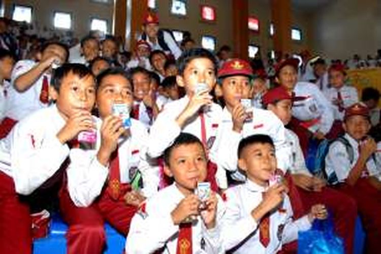 Pelajar SD mengikuti gerakan minum susu  dalam peringatan Hari Pangan Sedunia ke-36 di Sukabumi, Jawa Barat, Rabu (19/10/2016).