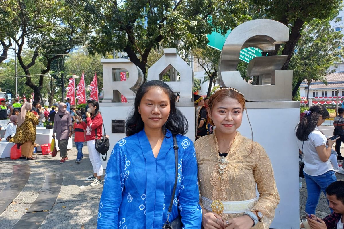 Dua orang mahasiswa asal Yogyakarta bernama Resti dan Sinta, menjadi salah satu dari tamu undangan yang menonton langsung upacara bendera merah putih, di Istana Negara, Kamis (17/8/2023).