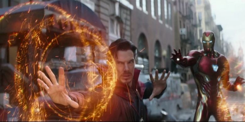 Benedict Cumberbatch (Doctor Strange) dan Robert Downey Jr (Iron Man) dalam film Avengers: Infinity War yang diproduksi oleh Marvel Studios.