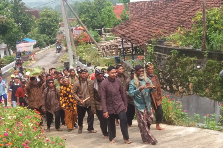 Tradisi turun temurun: Ritual adat Mendhak Sangring yang masih terus dilaksanakan masyarakat Desa Tlemang, Kecamatan Ngimbang, Lamongan.