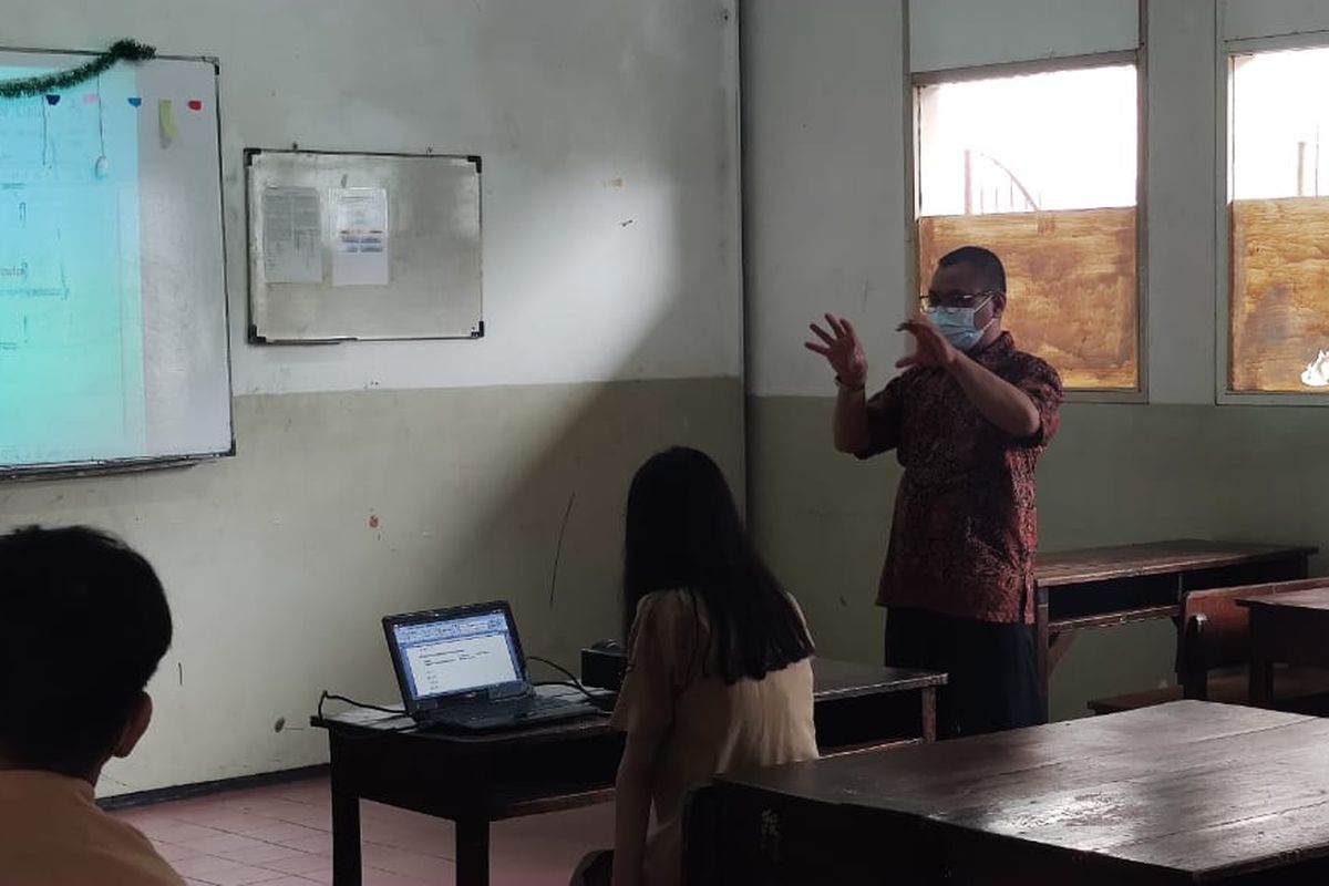 Widhi Wijayanto, guru seni budaya di SMK Bethel, Petamburan, Jakarta Pusat, senang akhirnya bisa kembali mengajar anak muridnya secara tatap muka, Rabu (9/6/2021).