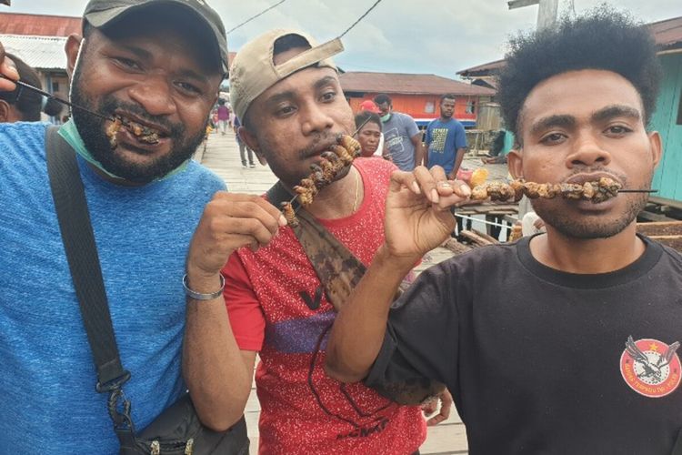 Situasi di Kampung Yoboi, Distrik Sentani Kota, Kabupaten Jayapura, Papua, yang kini menjadi objek wisata karena keberadaan dermaga warna-warninya. selain itu, di kampung tersebut terdapat warung- warung yang menawarkan makanan tradisional Papua berupa Ouw dan Ulat Sagu, Jayapura, Papua, Sabtu (18/7/2020)