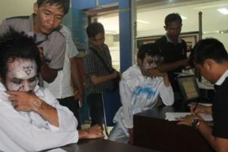 Dua pemuda berdandan seperti pocong ditangkap polisi, Selasa (1/4/2014), karena beraksi jelang kedatangan Susilo Bambang Yudhoyono.