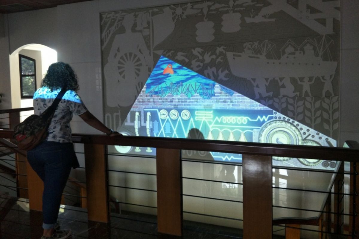 Pengunjung menikmati keindahan mural di salah satu sisi Museum Maritim, Selasa (8/1/2019).