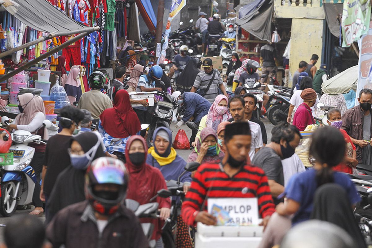 Warga mengunjungi Pasar Musi di Depok, Jawa Barat, Senin (18/5/2020). Meskipun Kota Depok telah menerapkan Pembatasan Sosial Berskala Besar (PSBB) tahap ke-3 hingga 26 Mei 2020, namun masih banyak warga di pasar tersebut yang melanggar aturan tersebut dengan berkerumun, tidak menggunakan masker dan tidak menjaga jarak fisik saat pandemi COVID-19.