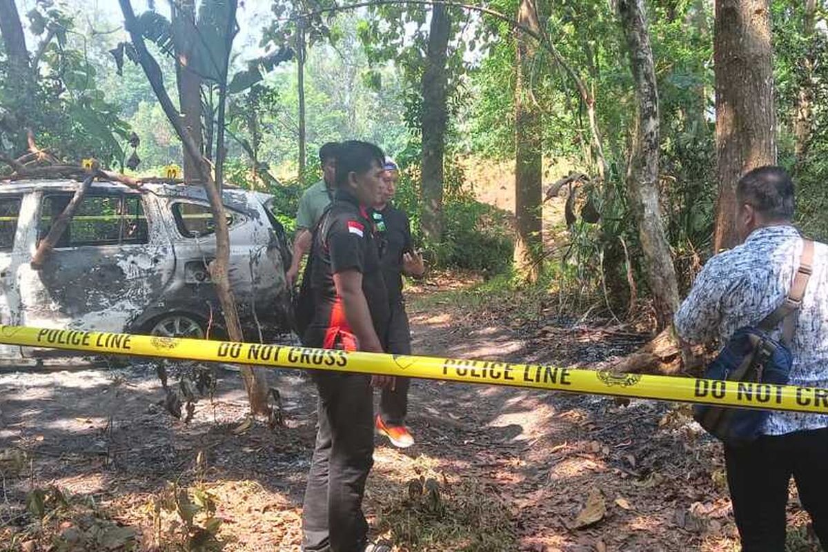 Satreskrim Polresta Pati menggelar olah TKP di lokasi amuk massa di Desa Sumbersoko, Kecamatan Sukolilo, Kabupaten Pati, Jawa Tengah, Jumat (7/6/2024).