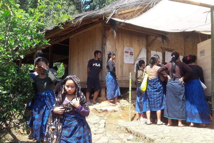 Warga Baduy Luar di Desa Kanekes, Kecamatan Leuwidamar, Kabupaten Lebak, Banten saat mengikuti Pemilu Serentak 17 April 2019 lalu.